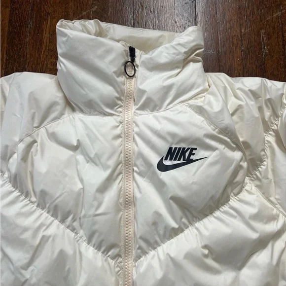 Nike Women’s Sportswear White Puffer Jacket - Picture 3 of 4